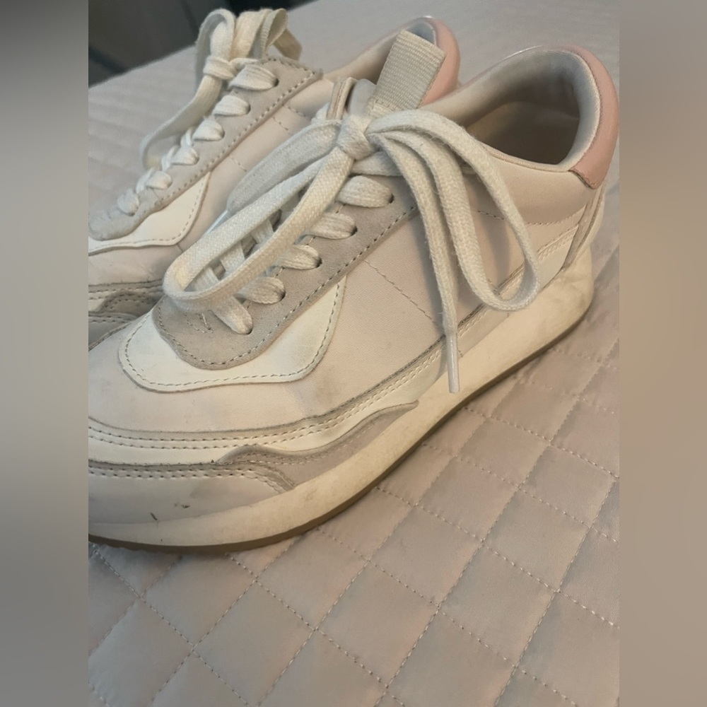 Tennis shoes